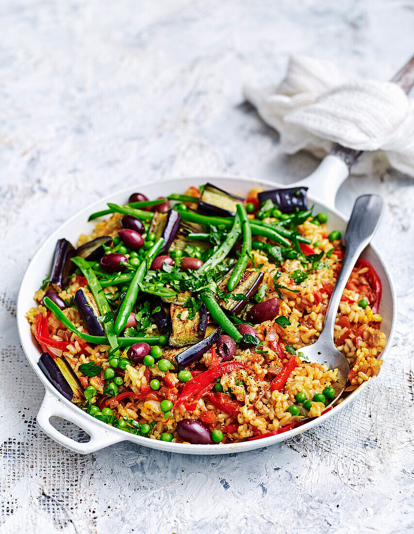 Vegetarische Paella mit Gemüse und Oliven