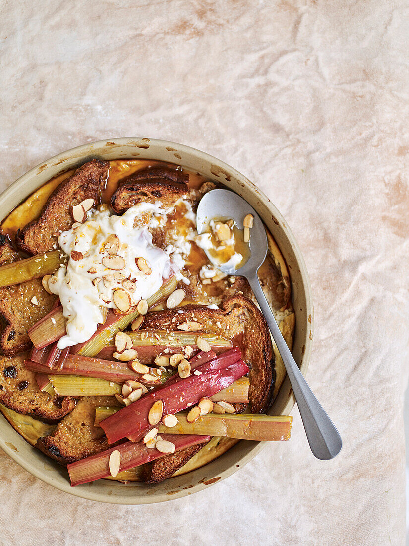 Im Ofen gebackener French Toast mit Mandeln und Rhabarber