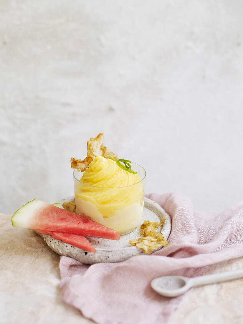 Ananas-Softeis mit Kokosnuss und Chili-Praliné