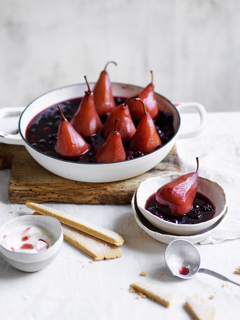 Pochierte Birnen und Beeren mit Shortbread