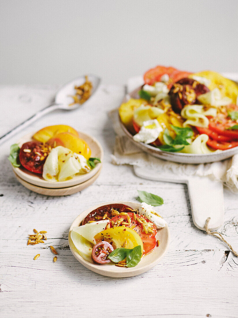 Cremiger Mozzarella mit Tomaten und eingelegter Melone