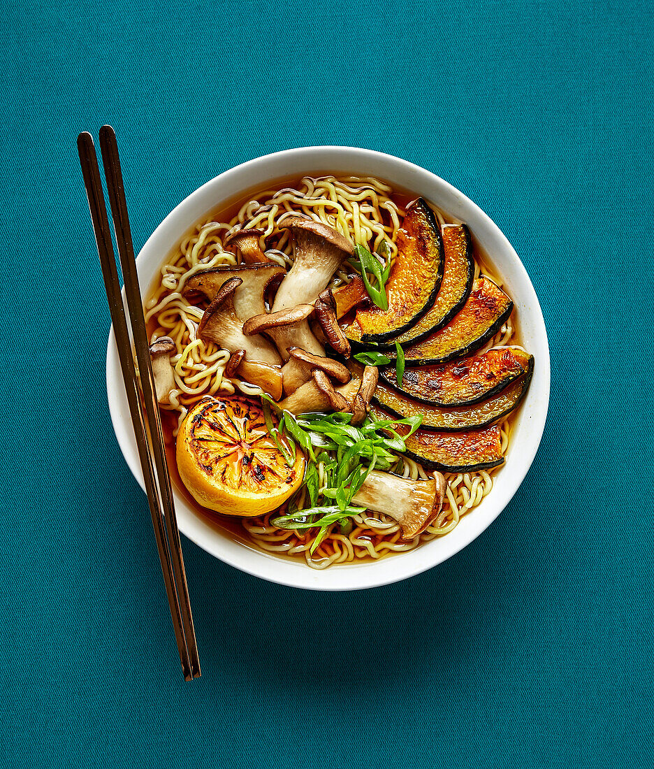 Shoyu-Wildpilz-Ramen mit Zitrone und Kabocha-Kürbis