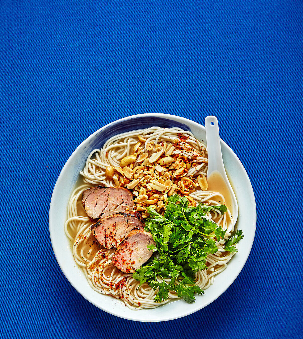 Würzige Tonkotsu-Ramen mit gegrilltem Schweinefilet, Erdnüssen und Koriander