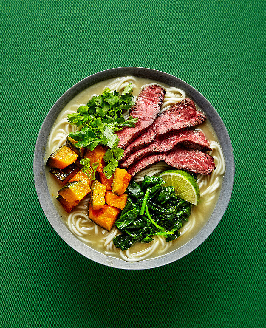 Grünes Curry-Ramen nach thailändischer Art mit Steak