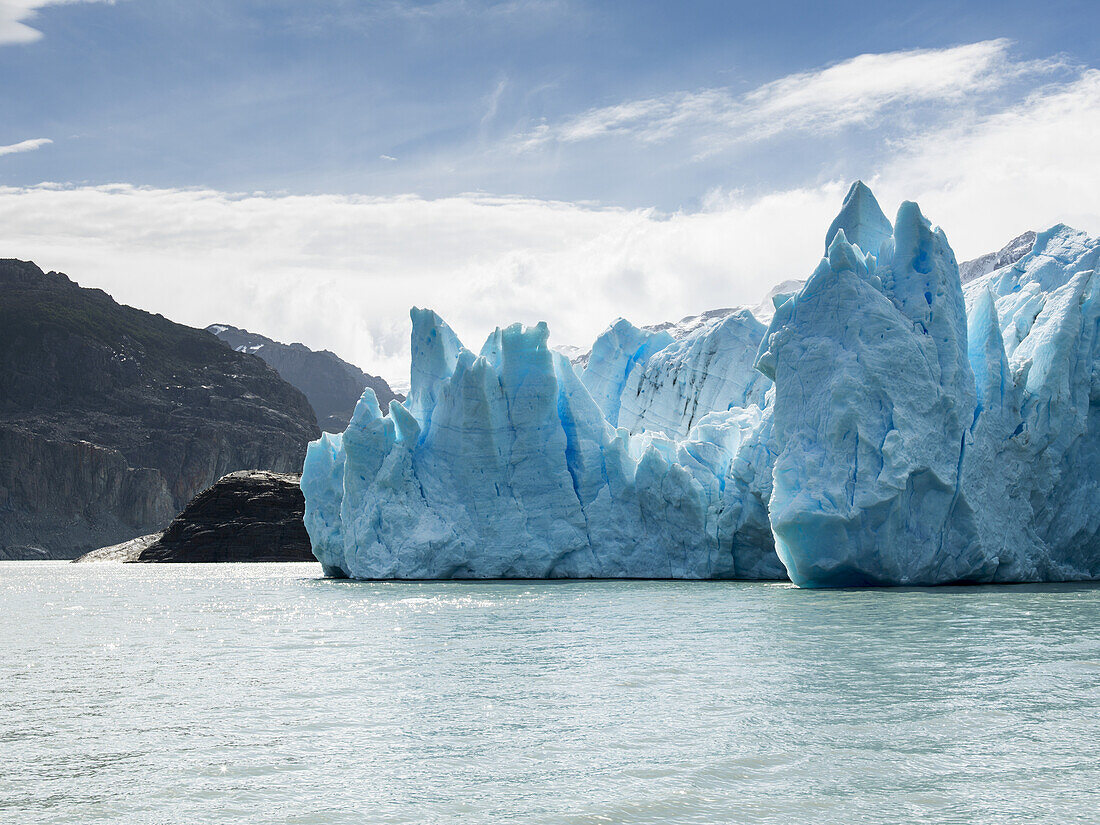 Grauer Gletscher und grauer See, Torres Del Paine Nationalpark; Torres Del Paine, Magallanes und Antartica Chilena Region, Chile