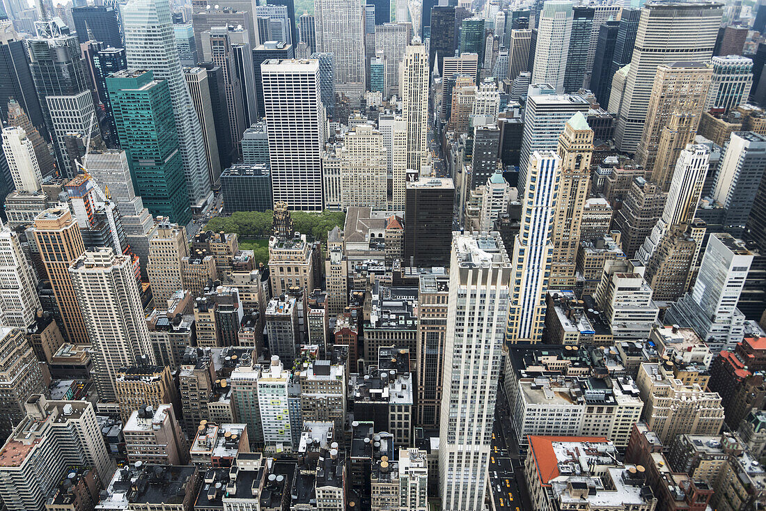 Blick von der Spitze des Empire State Building; New York City, New York, Vereinigte Staaten von Amerika