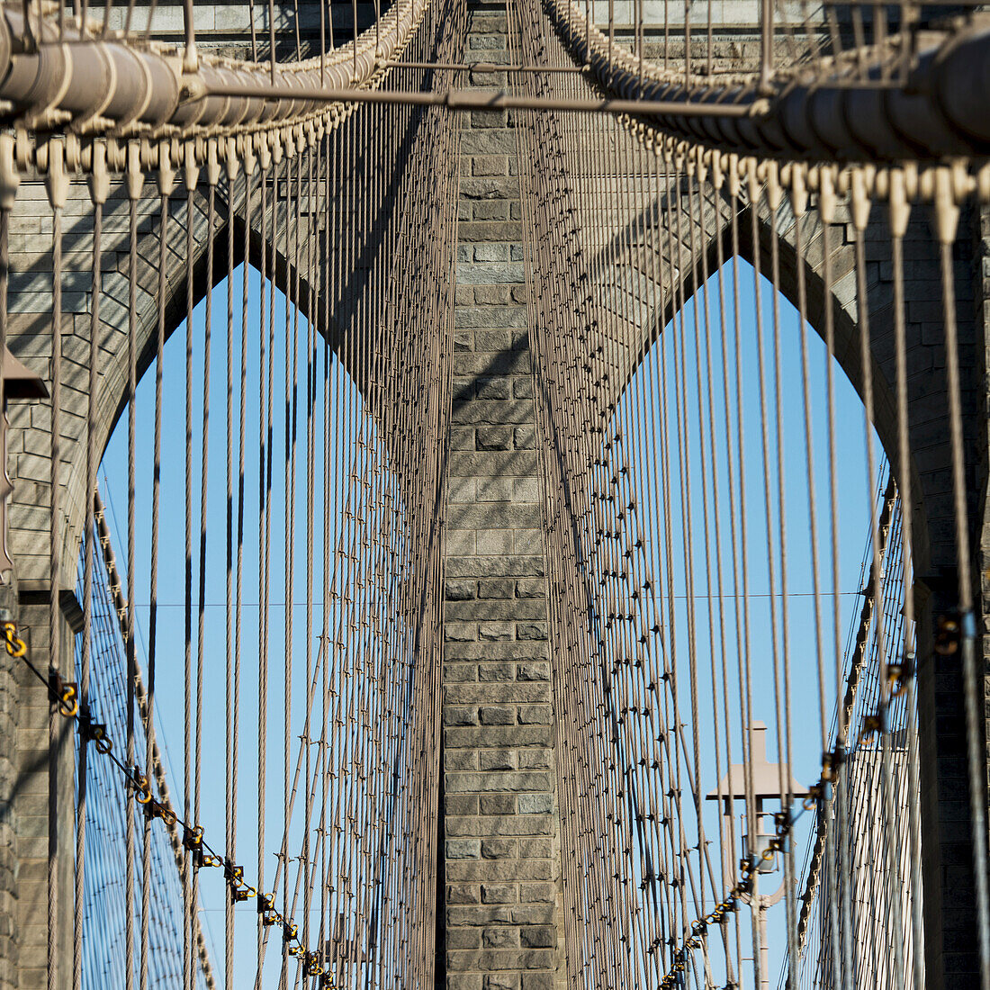 Detail von Kabeln auf einer Brücke; New York City, New York, Vereinigte Staaten von Amerika