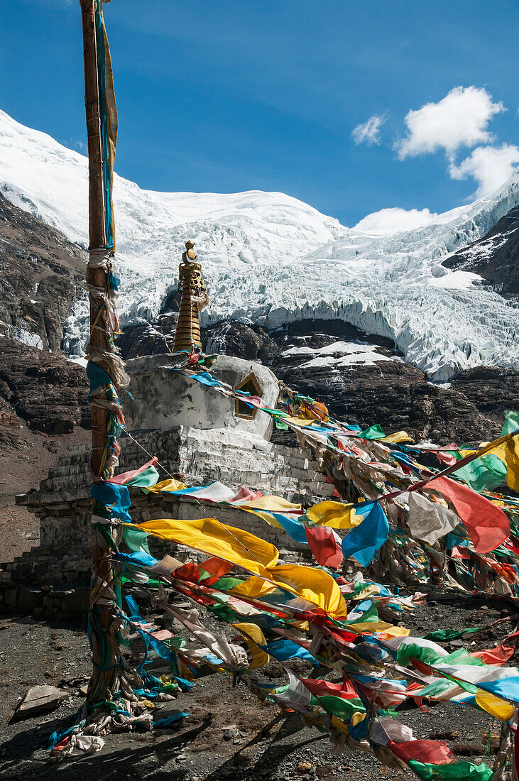 Tibetische Stupa im Kharola-Gletscher, Tibetan Friendship Highway; Tibet, China