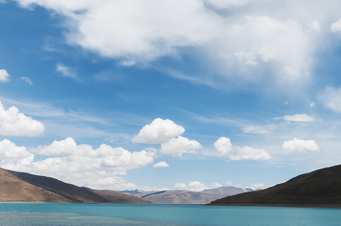 Landschaft des Yangzhuo Yongcuo Sees in der Nähe von Lhasa, Tibetan Friendship Highway; Tibet, China
