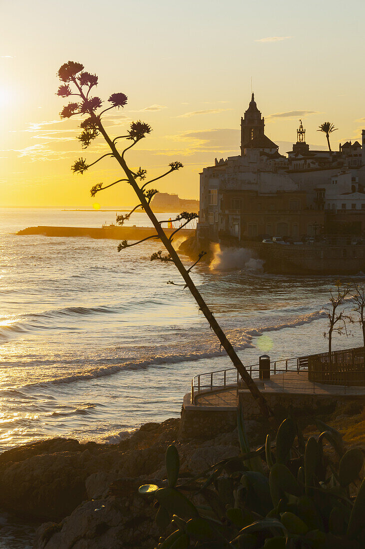 Sonnenuntergang im schönen Sitges Downtown, Dorf in der Nähe von Barcelona; Sitges, Spanien