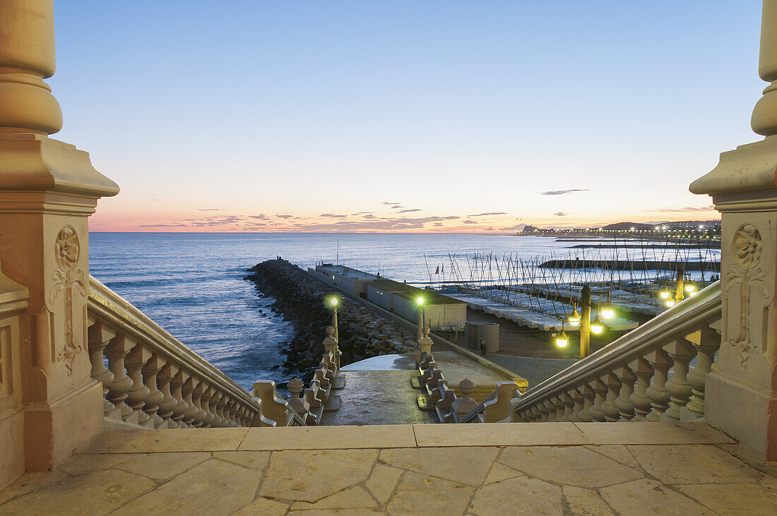 Sonnenuntergang im schönen Sitges Downtown, Dorf in der Nähe von Barcelona; Sitges, Spanien