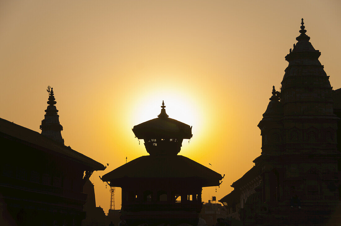 Durbar Square und Umgebung bei Sonnenuntergang; Bahktapur, Kathmandu, Nepal