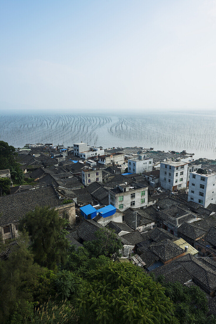 Gebäude in einem Fischerdorf entlang der Küste; Xiapu, Fujian, China