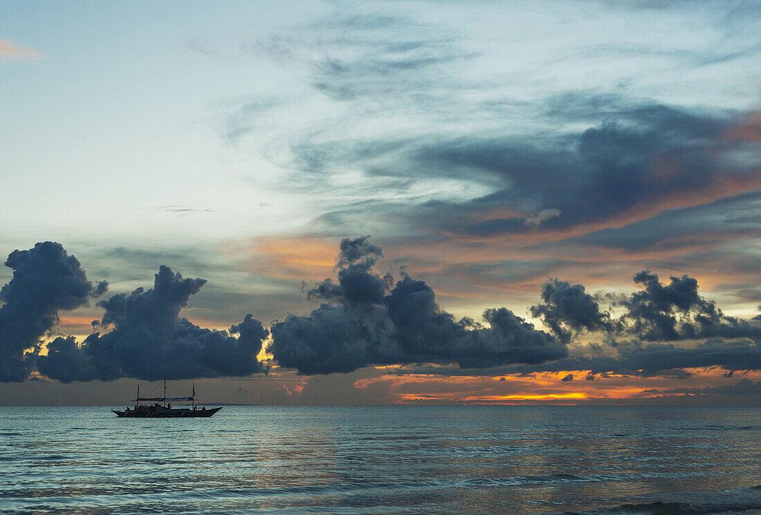 Sonnenuntergang am Borakay Beach; Panay, Philippinen