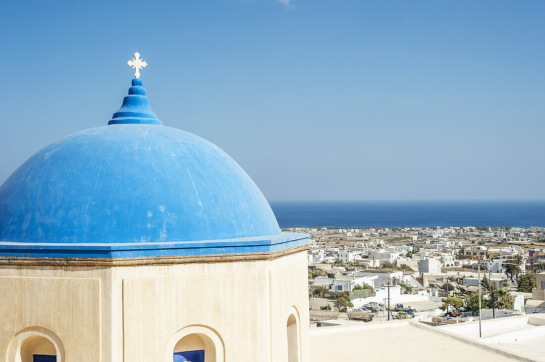 Kirche mit blauem Kuppeldach und Blick auf das Ägäische Meer; Megalochori, Santorin, Griechenland