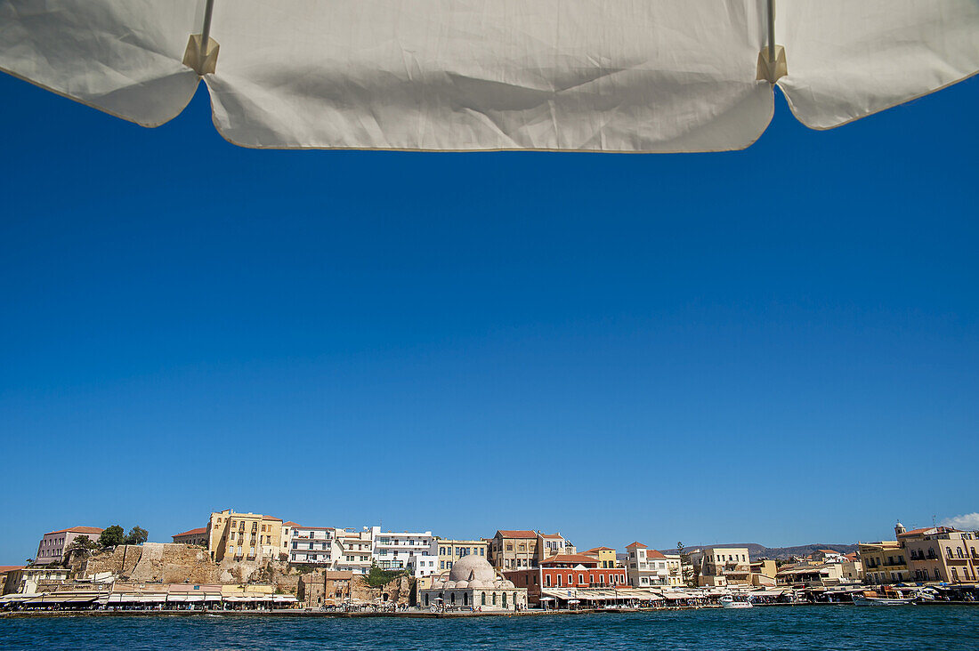 Gebäude entlang des Hafens; Chania, Kreta, Griechenland