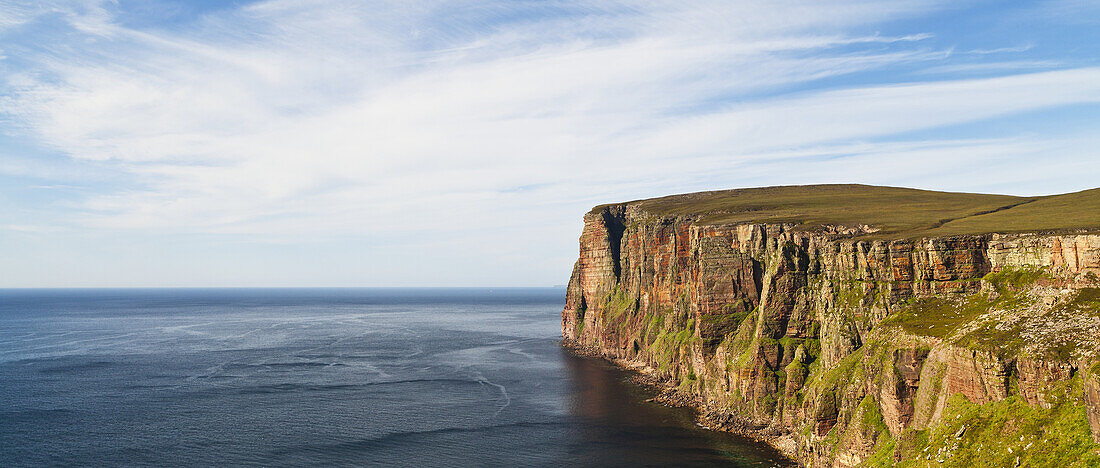 Klippe entlang der Küstenlinie; Orkney, Schottland