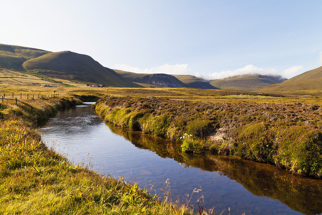 Ein ruhiger Bach fließt durch die hügelige Landschaft; Rackwick, Orney, Schottland