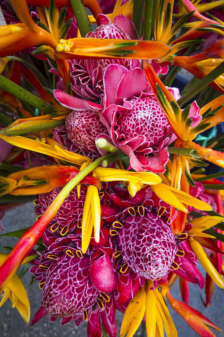 Blumenarrangement auf dem Markt; Port Vila, Vanuatu