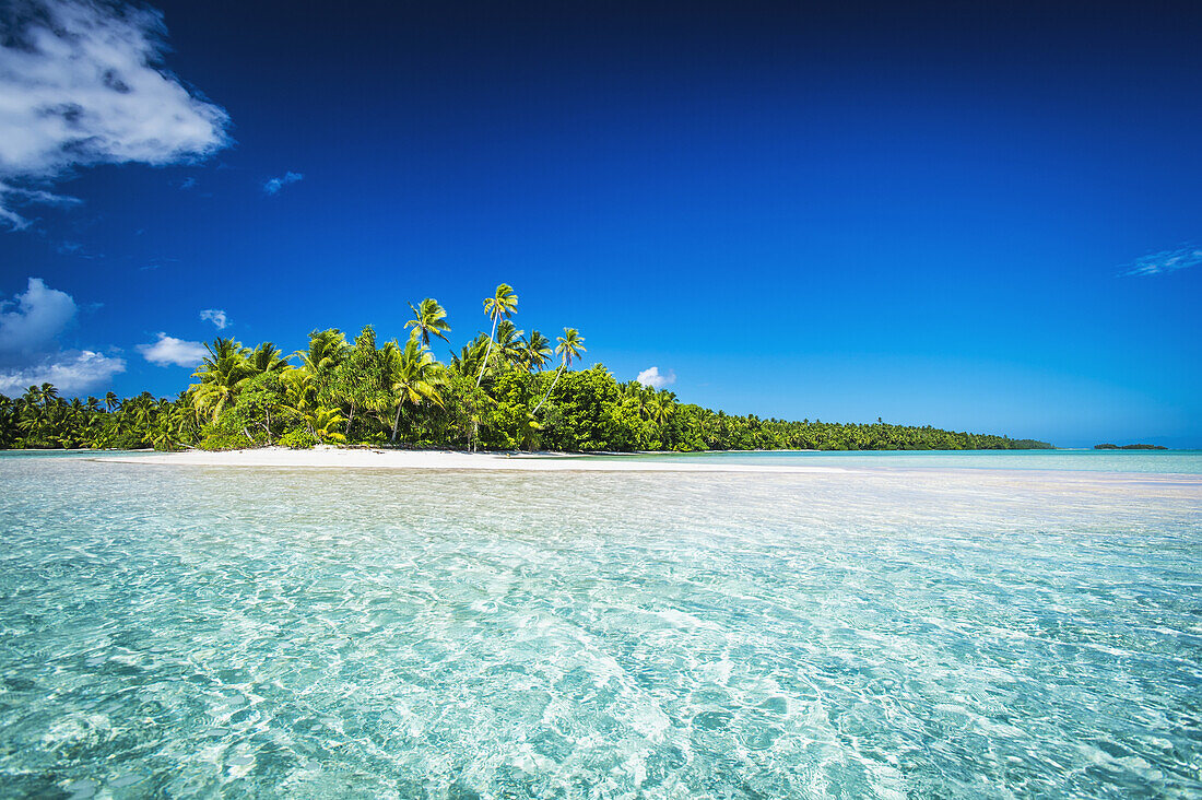 Eine Insel, die Teil des Meeresparks ist, in der Nähe des Festlands von Tuvalu; Tuvalu