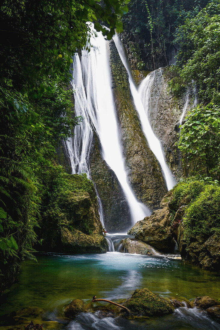 Wasserfall über moosbewachsenem Felsen; Insel Tanna, Vanuatu