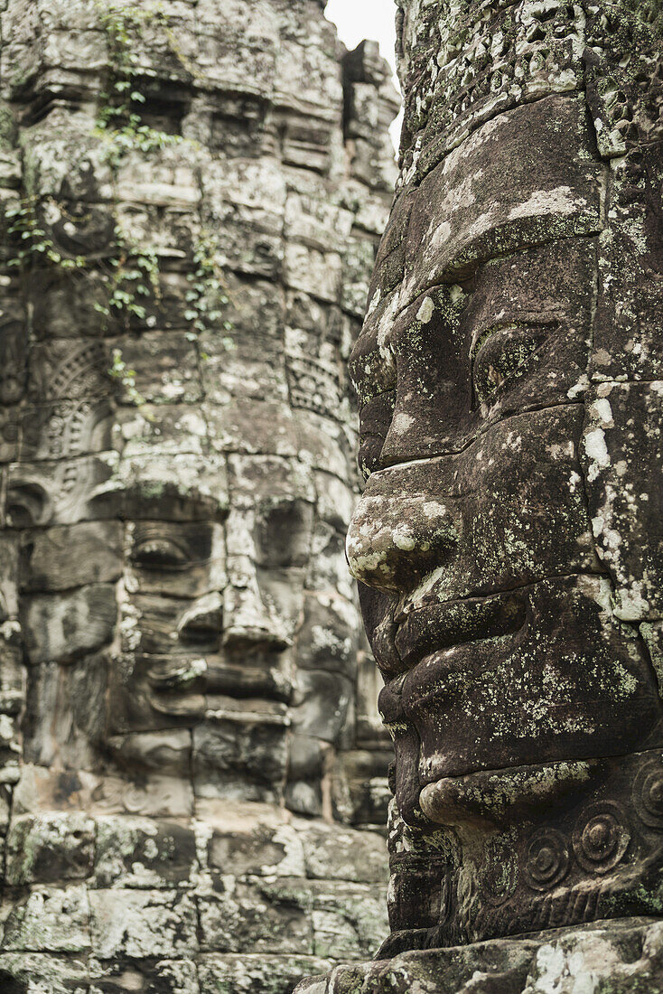 Beeindruckende Buddha-Gesichter im Bayon Wat, erbaut von König Jayavarman Vii am Ende des 12. Jahrhunderts, von Angkor aus; Siem Reap, Kambodscha