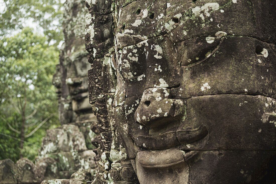 Beeindruckende Buddha-Gesichter im Bayon Wat, erbaut von König Jayavarman Vii am Ende des 12. Jahrhunderts, von Angkor aus; Siem Reap, Kambodscha