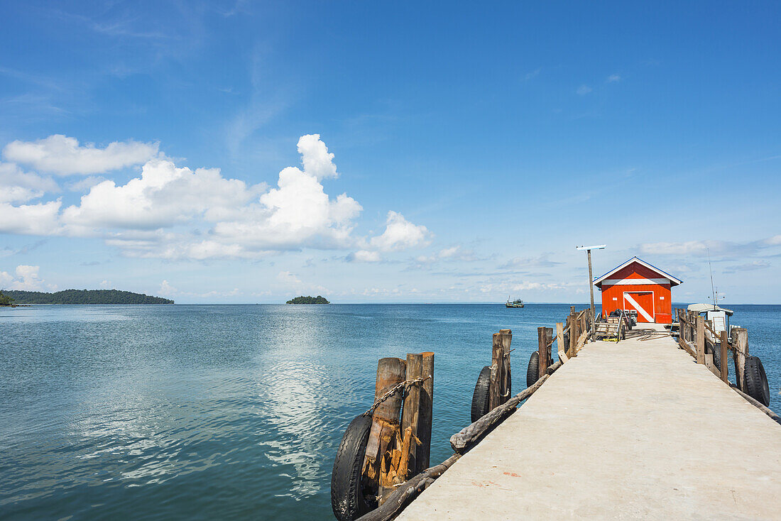 Pier mit kleinem roten Gebäude am Ende, Golf von Thailand; Insel Koh Rong, Kambodscha