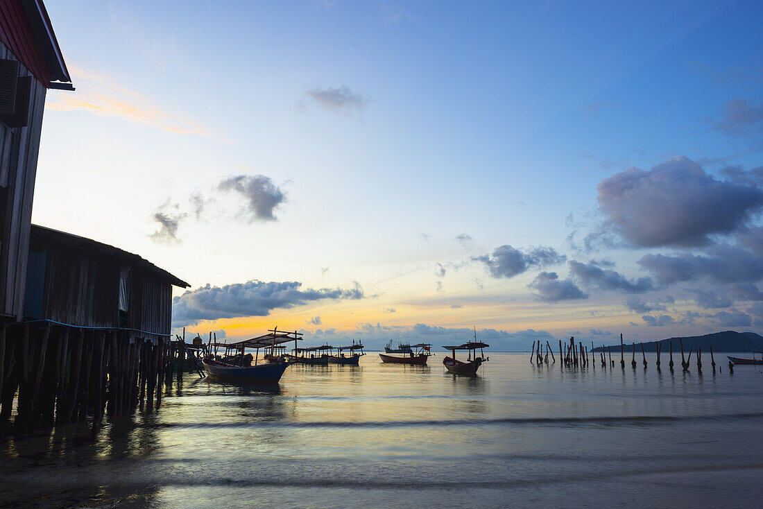 Boote im Hafen bei Sonnenuntergang vor Tui Beach, Insel Koh Rong; Sihanoukville, Kambodscha