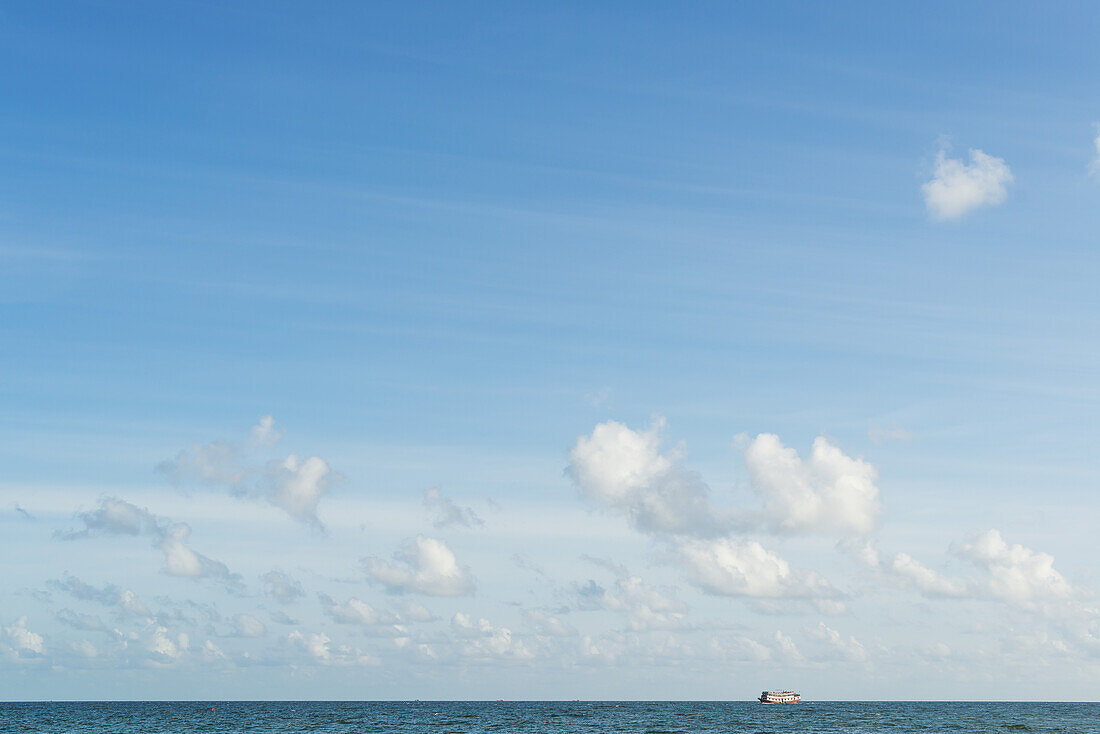 Blick auf den Golf von Thailand vom Sokha Beach mit einem Boot in der Ferne; Sihanoukville, Kambodscha