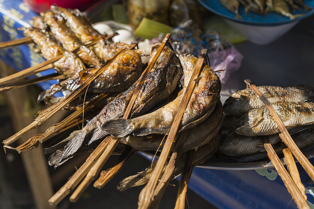Gegrillter Fisch auf dem Markt von Battambang; Battambang, Kambodscha