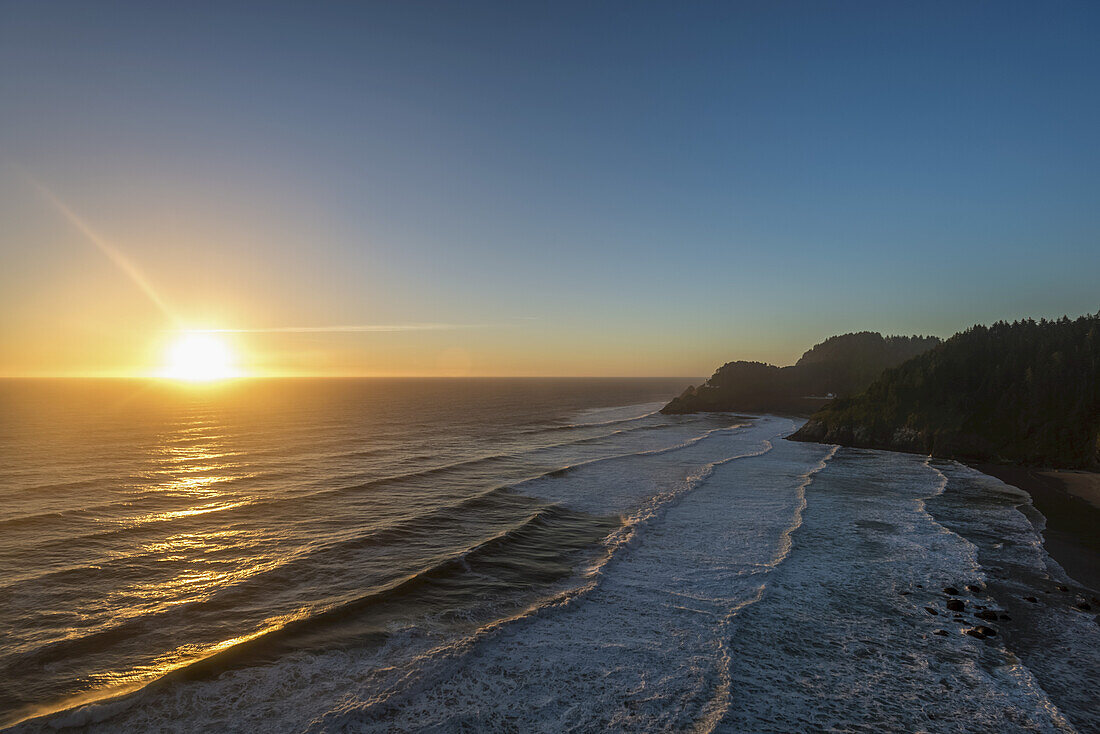 Sonnenuntergang entlang der Küste von Oregon; Oregon, Vereinigte Staaten Von Amerika