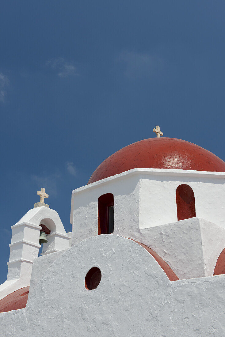 Eine rote Kuppelkirche; Mykonos-Stadt, Mykonos, Kykladen, Griechische Inseln, Griechenland