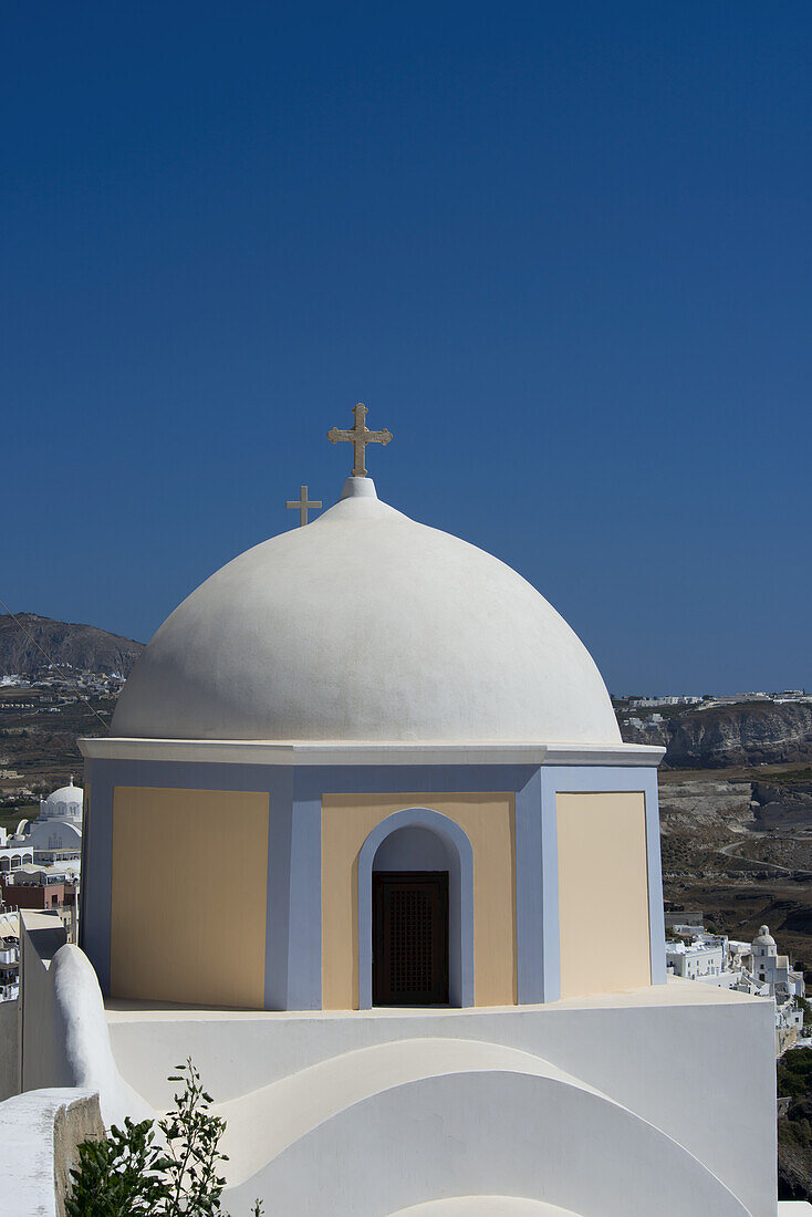 Die gelbe katholische Kuppelkirche St. Johannes der Täufer; Fira, Santorin, Kykladen, Griechische Inseln, Griechenland
