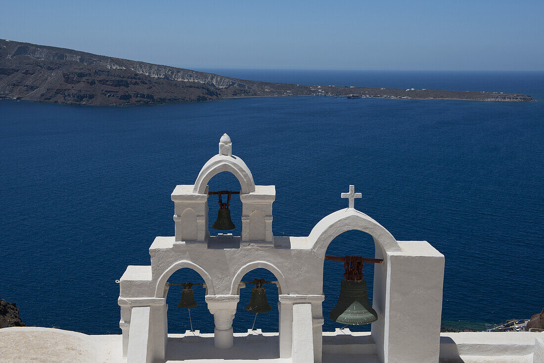 Weißer Glockenturm einer Kirche mit Blick auf das Ägäische Meer; Firostefani, Sanotrini, Kykladen, Griechische Inseln, Griechenland