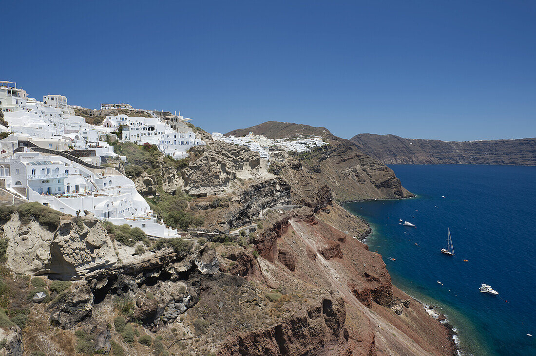 Weiß getünchte Steinhäuser oberhalb der Caldera; Oia, Santorin, Kykladen, Griechische Inseln, Griechenland