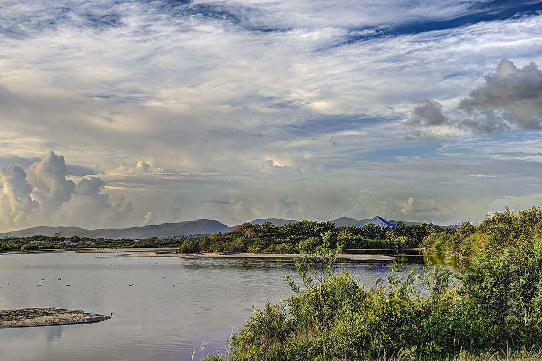 Morgenwolken über Mckinnon's Pond; St. John's, Antigua, Westindien