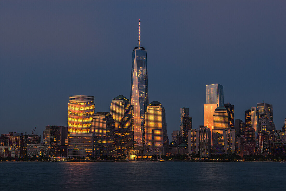 Das New World Trade Center bei Sonnenuntergang von Jersey City, New Jersey aus gesehen; New York City, New York, Vereinigte Staaten von Amerika