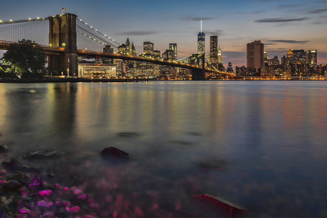 Lower Manhattan in der Abenddämmerung mit der Brooklyn Bridge, Brooklyn Bridge Park; Brooklyn, New York, Vereinigte Staaten Von Amerika