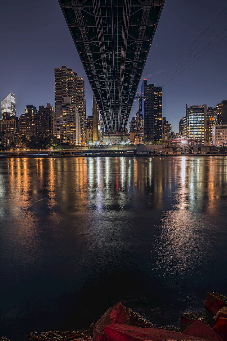 Queensboro Bridge und Manhattan-Skyline bei Sonnenuntergang von Roosevelt Island aus gesehen; New York City, New York, Vereinigte Staaten von Amerika