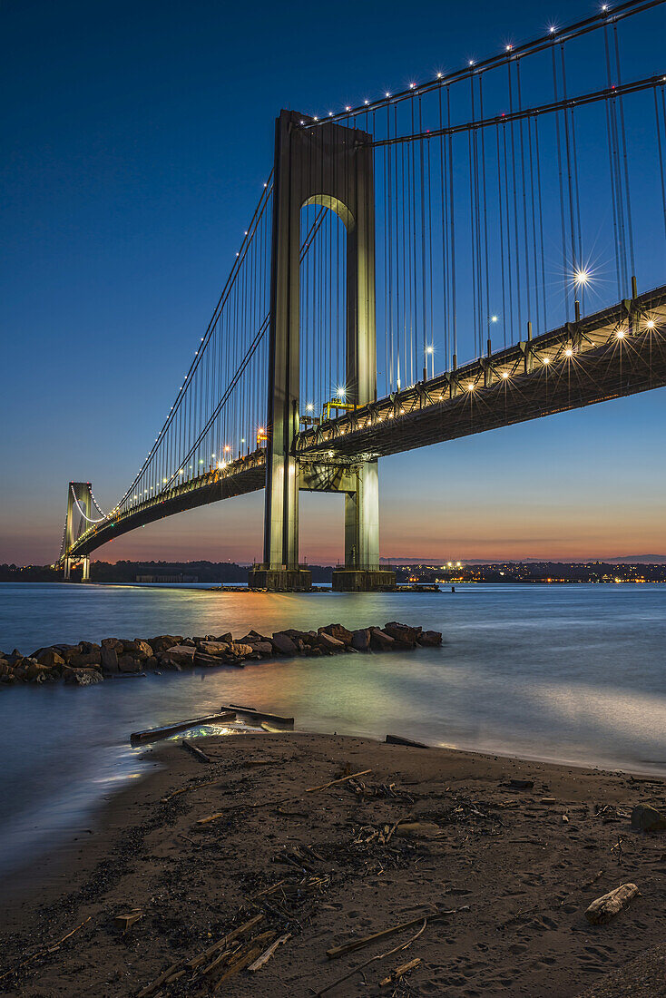 Verrazano-Narrows Bridge in der Abenddämmerung; Brooklyn, New York, Vereinigte Staaten Von Amerika