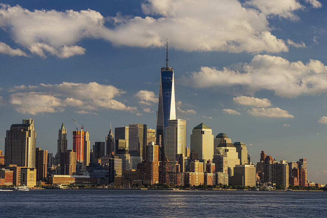 World Trade Center und Lower Manhattan bei Sonnenuntergang von Hoboken, New Jersey aus gesehen; New York City, New York, Vereinigte Staaten von Amerika