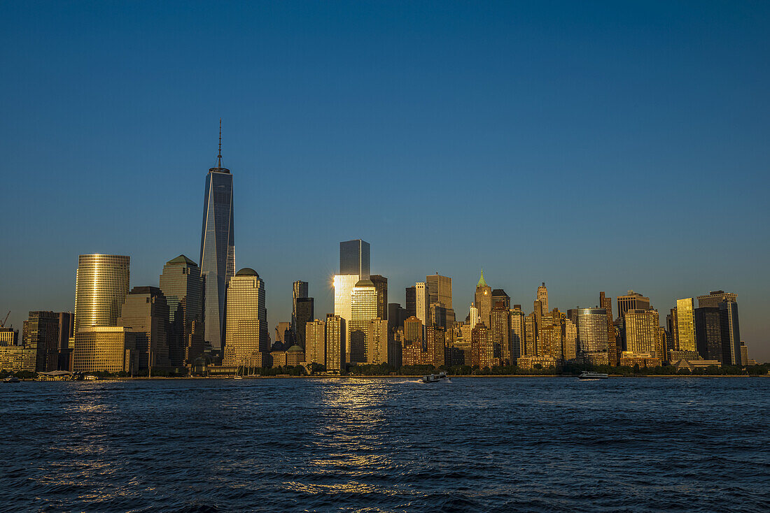 Das neue World Trade Center bei Sonnenuntergang von Jersey City, New Jersey aus gesehen; New York City, New York, Vereinigte Staaten von Amerika