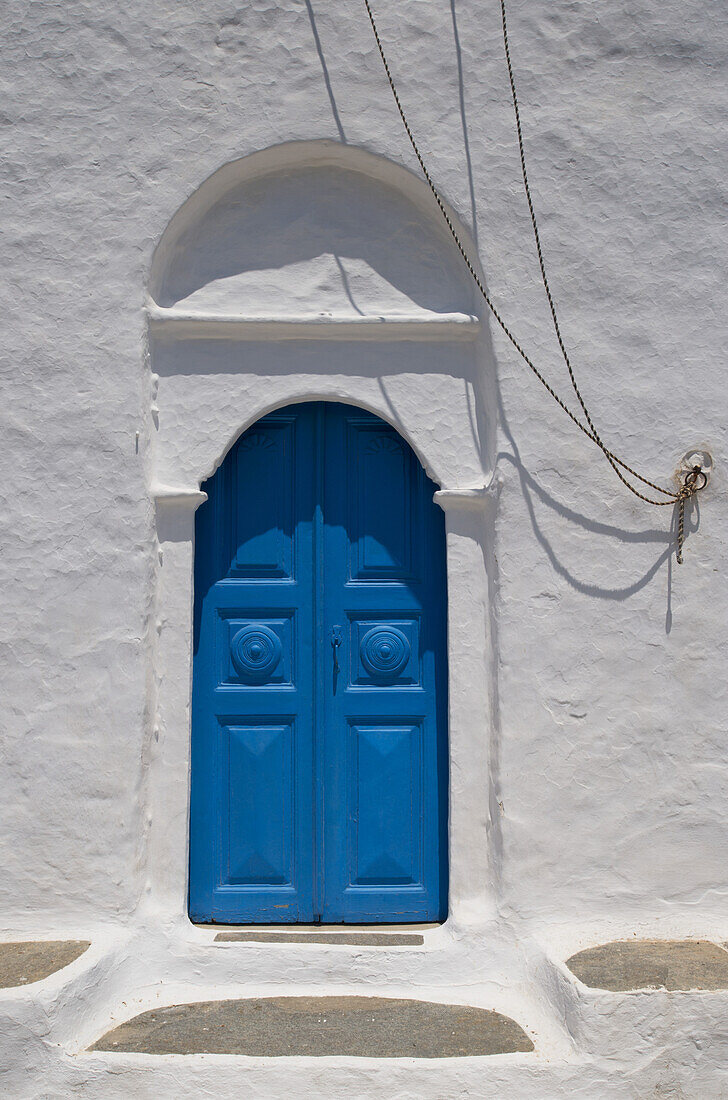 Eine hellblaue Tür an einer Kirche; Pano Petali, Sifnos, Kykladen, Griechische Inseln, Griechenland