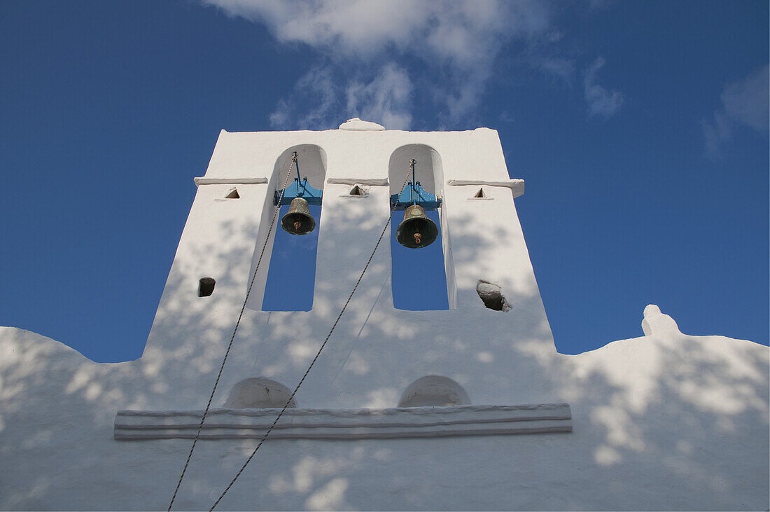Ein weiß getünchter Kirchenglockenturm; Platis Ghlialos, Siphnos, Kykladen, Griechische Inseln, Griechenland