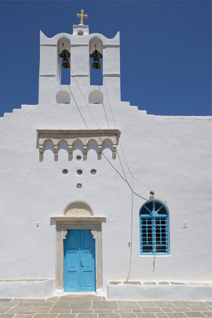 Weißes Kirchengebäude mit hellblauer Tür; Sifnos, die Kykladen, die griechischen Inseln, Griechenland