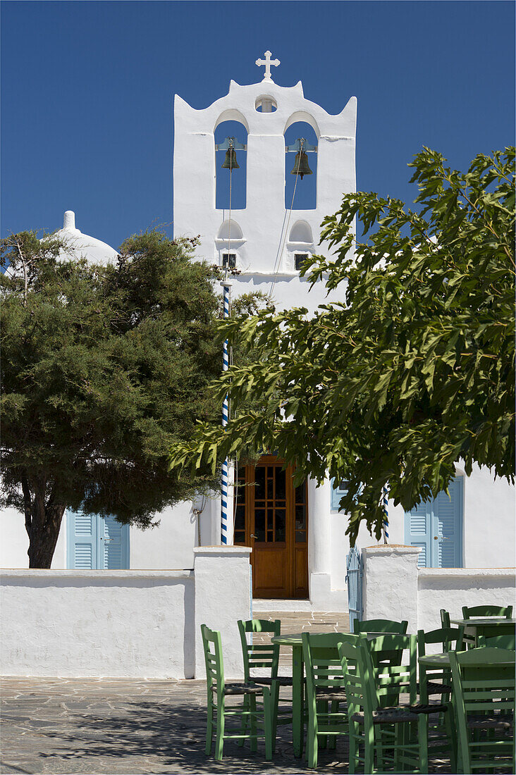 Hölzerne Tavernenstühle vor der Kirche von Agios Konstantinos; Artemonas, Sifnos, Kykladen, Griechische Inseln, Griechenland