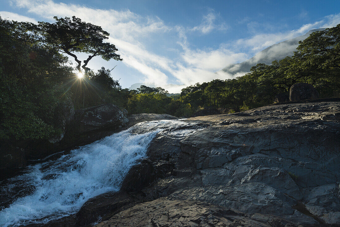 Blick auf einen kleinen Wasserfall bei Sonnenaufgang, Likhubula, Mount Mulanje; Malawi