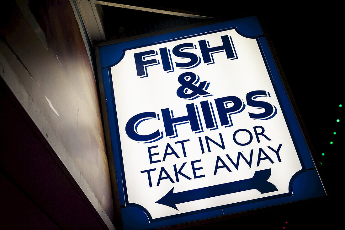 Schild für ein Fish-and-Chips-Restaurant; Blackpool, Lancashire, England