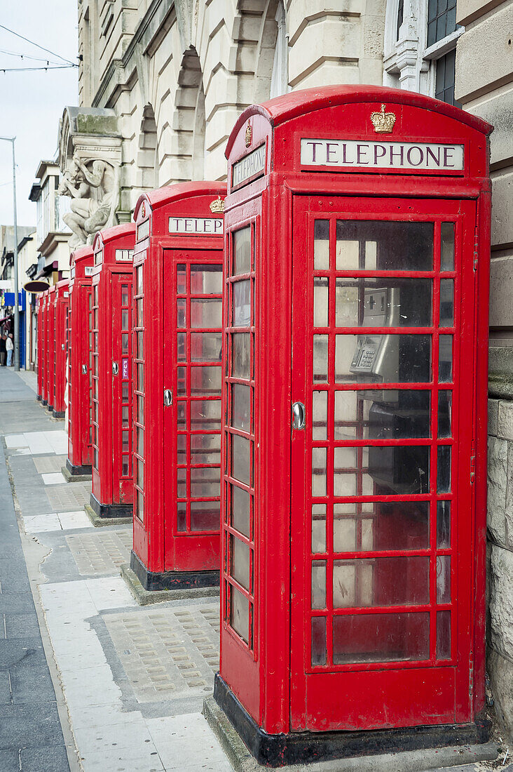 Telefonzellen in einer Reihe; Blackpool, Lancashire, England